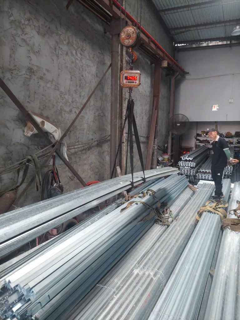 Vận chuyển thép giao khách từ kho Thép Long Ngọc